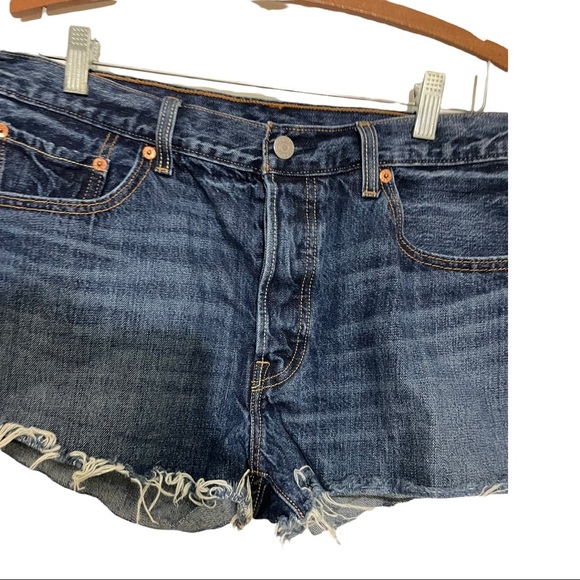 Levi’s 501 button fly jean shorts size 32. Dark wash. Raw hem. - Picture 4 of 11